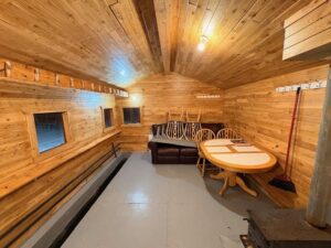 L'intérieur de nos cabanes à pêche aux poissons des chenaux